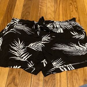 Black and White Leaf Print Women's Shorts